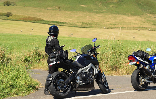 バイクと一緒のたむらみほの写真